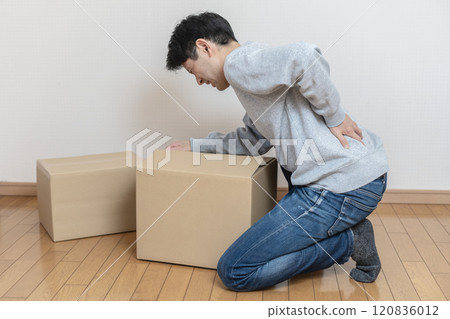 腰痛、腰痛、腰部拉傷的男性 120836012