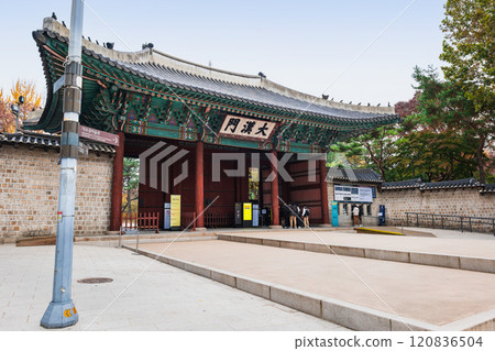 Autumn in Seoul: Deoksugung Palace Autumn in Seoul: Deoksugung Palace 120836504