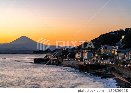 [神奈川縣]從稻村崎看到美麗的日落和富士山 120836658