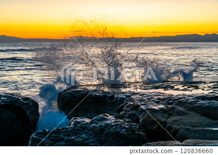 [Kanagawa Prefecture] Beautiful sunset and splashing waves seen from Inamuragasaki 120836660