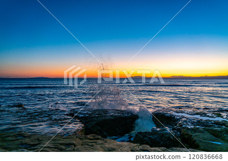 [Kanagawa Prefecture] Beautiful sunset and splashing waves seen from Inamuragasaki 120836668
