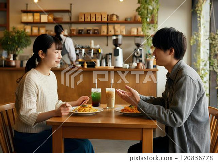 男人和女人在咖啡館吃飯 120836778