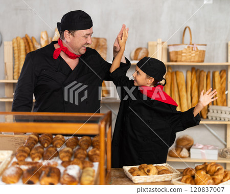 Dad and little daughter work sell in family bakery shop 120837007