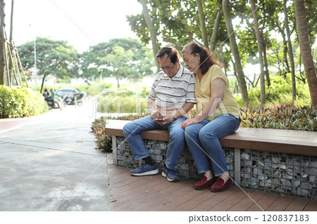 Senior Asian Couple 120837183
