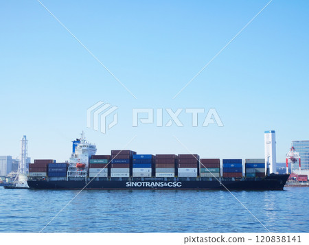 Cargo ship carrying containers | Tokyo Bay 120838141