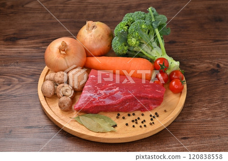 牛肉、牛腿肉、肉塊和燉牛肉菜餚的食材圖片。 120838558