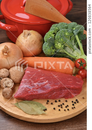 牛肉、牛腿肉、肉塊和燉牛肉菜餚的食材圖片。 120838564