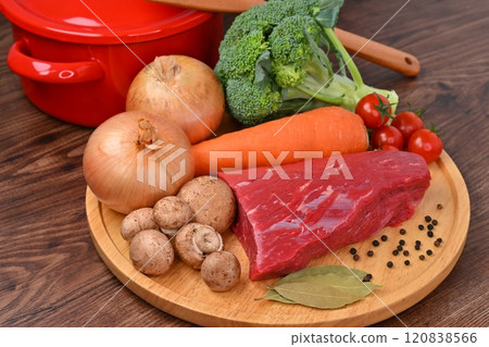 牛肉、牛腿肉、肉塊和燉牛肉菜餚的食材圖片。 120838566