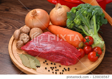 牛肉、牛腿肉、肉塊和燉牛肉菜餚的食材圖片。 120838567