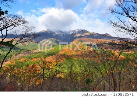 栃木縣日光市,從富山眺望紅葉染紅的恩峰山 栃木縣日光市,從富山眺望紅葉染紅的恩峰山 120838571