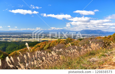 Otawara City, Tochigi Prefecture: Mt. Onteyama covered in autumn leaves Otawara City, Tochigi Prefecture: Mt. Onteyama covered in autumn leaves 120838573