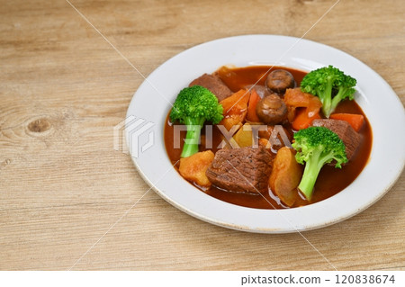 燉牛肉。紅燒牛腿肉配半糖汁。 120838674