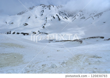 [Toyama Prefecture] Snowy scenery of Mt. Tateyama as ominous clouds descend before a snowstorm 120838783
