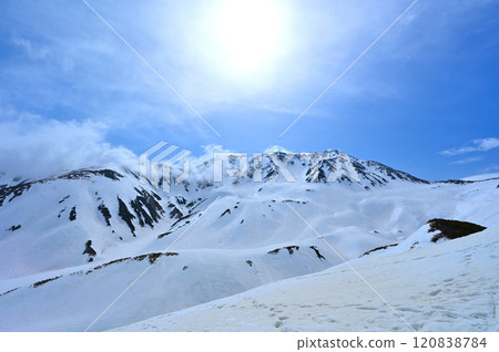 [Toyama Prefecture] Beautiful snowy scenery of Mt. Tateyama with sunlight streaming in 120838784