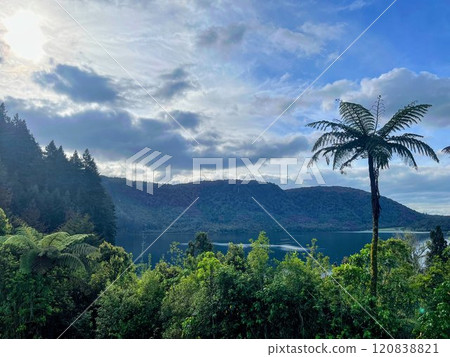 陽光照射下的美麗湖景 120838821