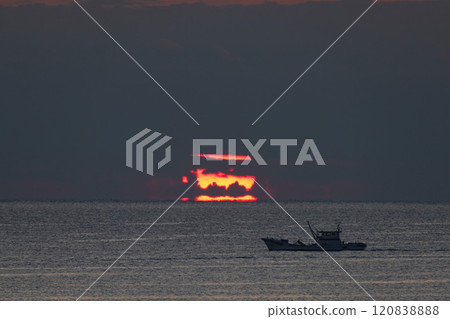 朝日和漁船 120838888