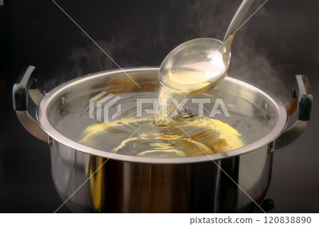 Make soup stock in a pot1 120838890