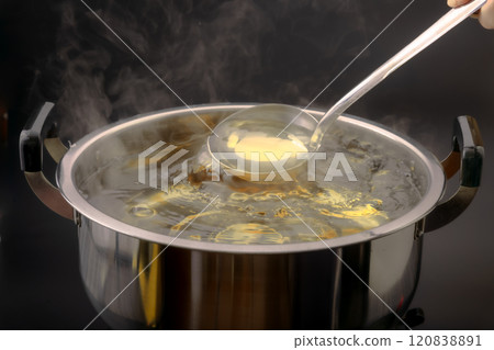 Making soup stock in a pot 2 Making soup stock in a pot 2 120838891