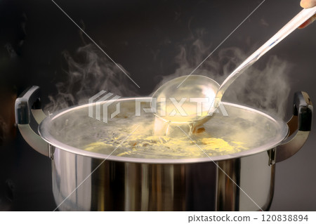 鍋中熬湯5 120838894