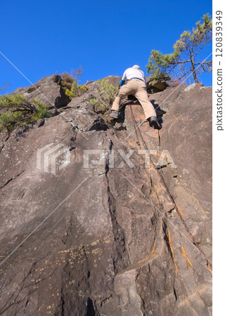 登山者正在攀登群馬縣中之條町的大山不動岩鏈 120839349