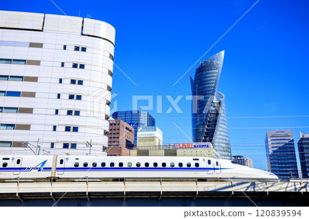 在名古屋市名古屋站附近行駛的東海道新幹線車輛 在名古屋市名古屋站附近行駛的東海道新幹線車輛 120839594