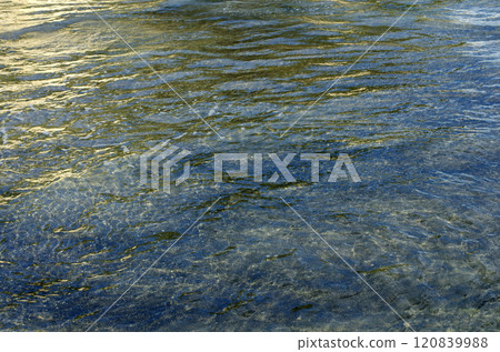 海邊和海浪的美麗和神秘。來來去去的波浪，水的圖案就像大地的呼吸。 120839988