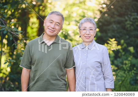 Senior couple connecting hands 120840069