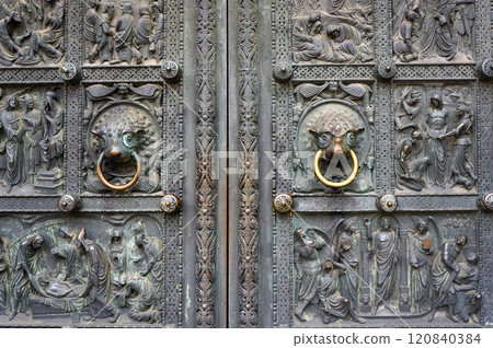 Metal Doors of Ancient Bremen Cathedral St.Petri-Dom, Germany. 120840384