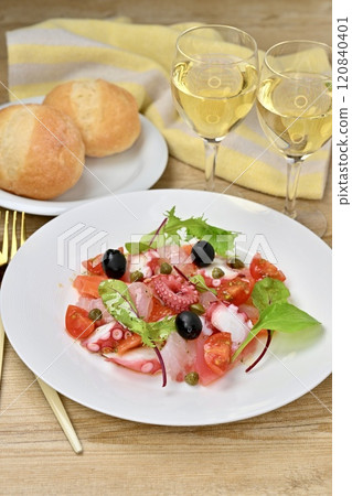 生牛肉片,生牛肉片沙拉。鮭魚、鯛魚、章魚、櫻桃番茄、嫩葉和橄欖油。 生牛肉片,生牛肉片沙拉。鮭魚、鯛魚、章魚、櫻桃番茄、嫩葉和橄欖油。 120840401