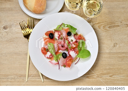Carpaccio, carpaccio salad. Salmon, sea bream, octopus, cherry tomatoes, baby leaves, olive oil. Carpaccio, carpaccio salad. Salmon, sea bream, octopus, cherry tomatoes, baby leaves, olive oil. 120840405