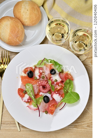 生牛肉片,生牛肉片沙拉。鮭魚、鯛魚、章魚、櫻桃番茄、嫩葉和橄欖油。 生牛肉片,生牛肉片沙拉。鮭魚、鯛魚、章魚、櫻桃番茄、嫩葉和橄欖油。 120840406