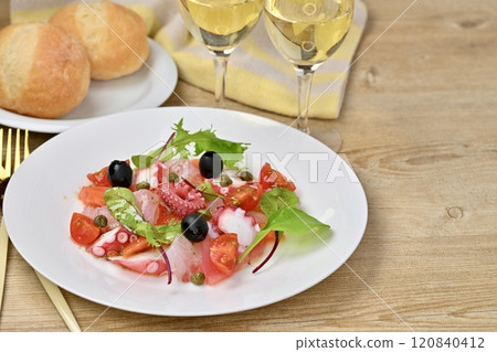 Carpaccio, carpaccio salad. Salmon, sea bream, octopus, cherry tomatoes, baby leaves, olive oil. Carpaccio, carpaccio salad. Salmon, sea bream, octopus, cherry tomatoes, baby leaves, olive oil. 120840412