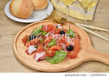 生牛肉片，生牛肉片沙拉。鮭魚、鯛魚、章魚、櫻桃番茄、嫩葉和橄欖油。 120840414