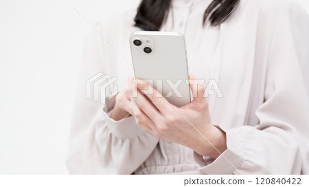 操作智能手機的女人的手 120840422