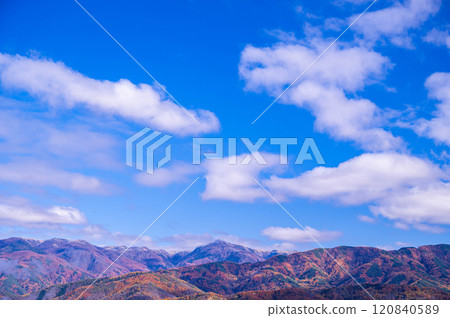 面向美原的秋葉和霜凍樹木的山脈 120840589