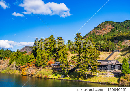[神奈川縣] 秋天的蘆之湖，從遊船上看到的箱根關所遺址 120840961
