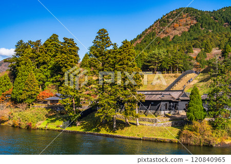 [Kanagawa Prefecture] Lake Ashi in autumn: Hakone Checkpoint ruins seen from a sightseeing boat 120840965