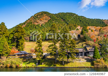 [Kanagawa Prefecture] Lake Ashi in autumn: Hakone Checkpoint ruins seen from a sightseeing boat 120840967