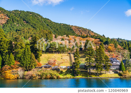 [Kanagawa Prefecture] Lake Ashi in autumn: Hakone Checkpoint ruins seen from a sightseeing boat 120840969