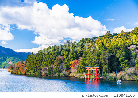 [Kanagawa Prefecture] Lake Ashi in autumn: Hakone Shrine and the Torii of Peace as seen from a sightseeing boat 120841169