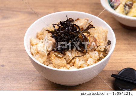 雞肉和鹽昆布煮的米飯 雞肉和鹽昆布煮的米飯 120841212