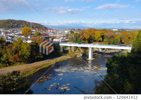 View of the town of Yorii, the flow of the Arakawa River, Masaki Bridge, and Suzumiya Park from the ruins of Hachigata Castle in Yorii Town, Saitama Prefecture 120841412