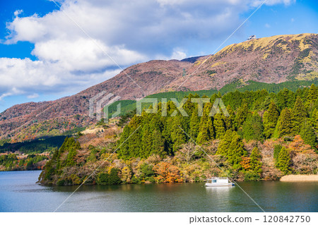 [Kanagawa Prefecture] Lake Ashi in autumn: Onshi Hakone Park viewed from a sightseeing boat 120842750