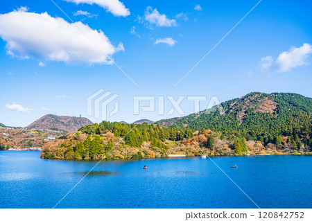 [Kanagawa Prefecture] Lake Ashi in autumn: Onshi Hakone Park viewed from a sightseeing boat 120842752