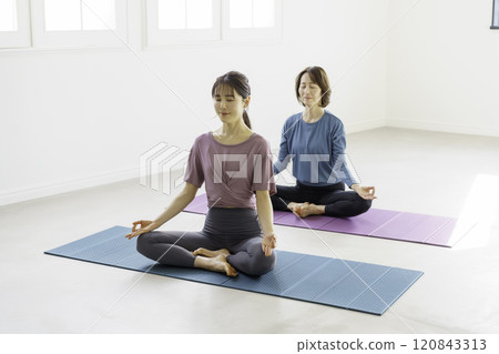 年輕女性和中年女性做瑜伽 120843313