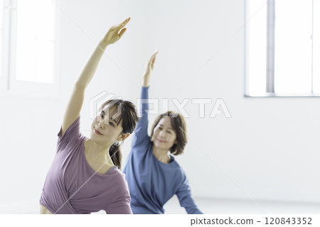 Young women and middle-aged women doing yoga 120843352