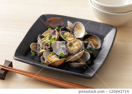 Steamed clams in sake 120843714
