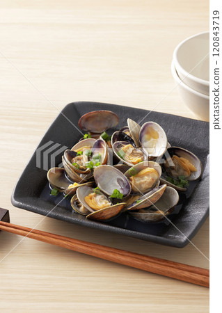 Steamed clams in sake 120843719
