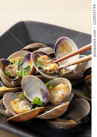 Steamed clams in sake 120843734