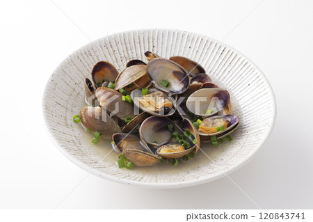 Steamed clams in sake 120843741